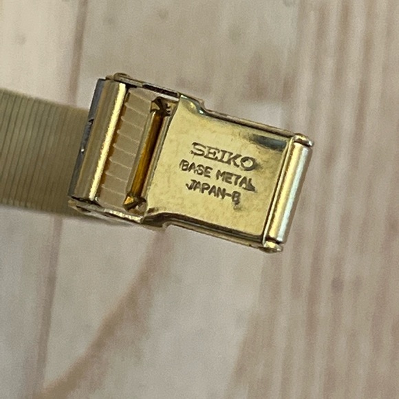 Seiko Ladies Watch Vintage Gold Tone Bracelet Gold and Rectangular Striped Dial - Picture 9 of 11